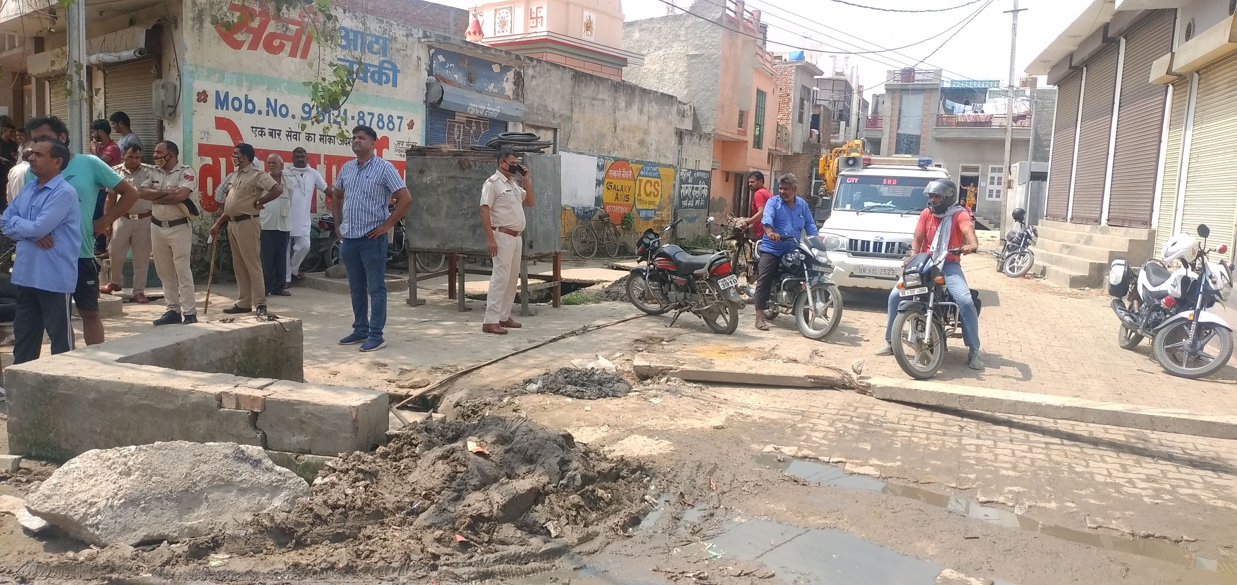 जाम लगने की सूचना पाकर मौके पर पहुंची शहर थाना पुलिस। संवाद जाम लगने की सूचना पाकर मौके पर पहुंची शहर थाना पुलिस। संवाद