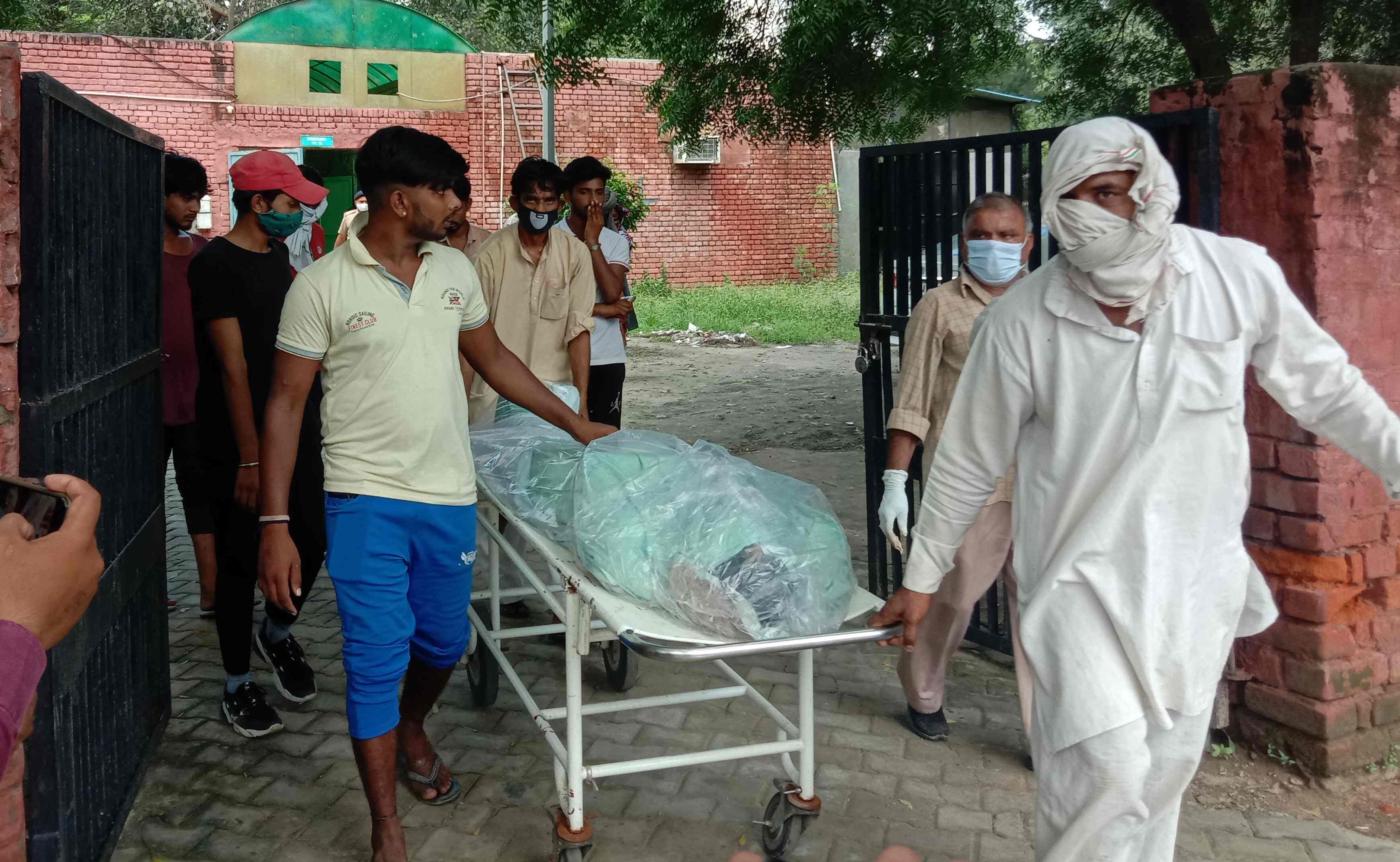 युवक की हत्या के मामले में शव को पोस्टमार्टम के लिए लेकर जाते परिजन। संवाद युवक की हत्या के मामले में शव को पोस्टमार्टम के लिए लेकर जाते परिजन। संवाद