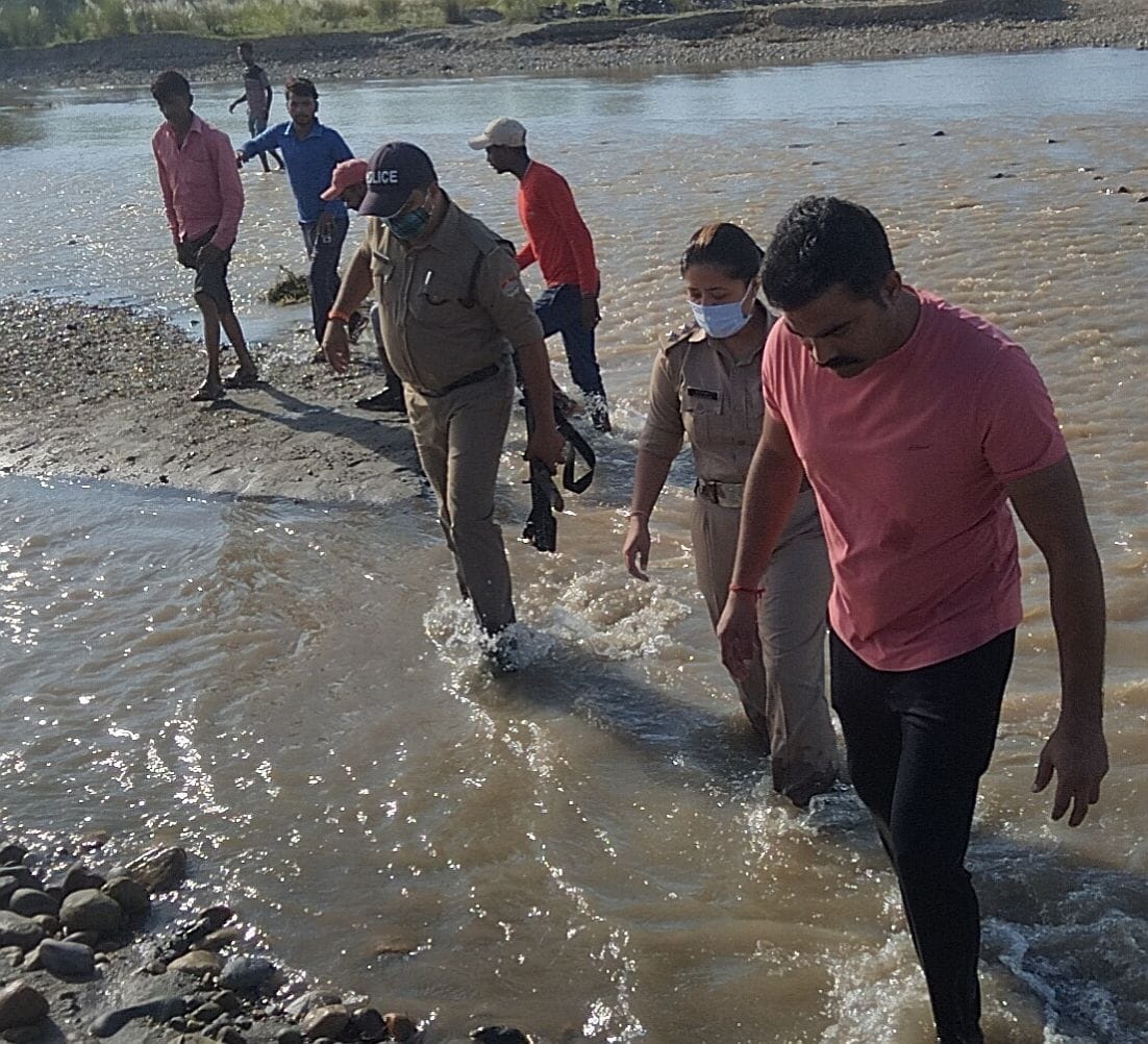 घटना स्थल पर जातीं सीओ बाजपुर और एसआई। घटना स्थल पर जातीं सीओ बाजपुर और एसआई।