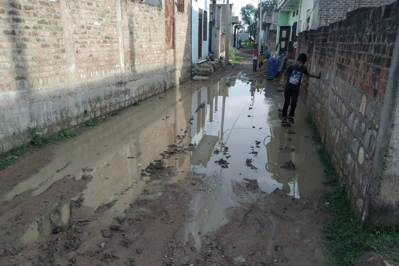 पिसनारी में गलियों में भरा पानी