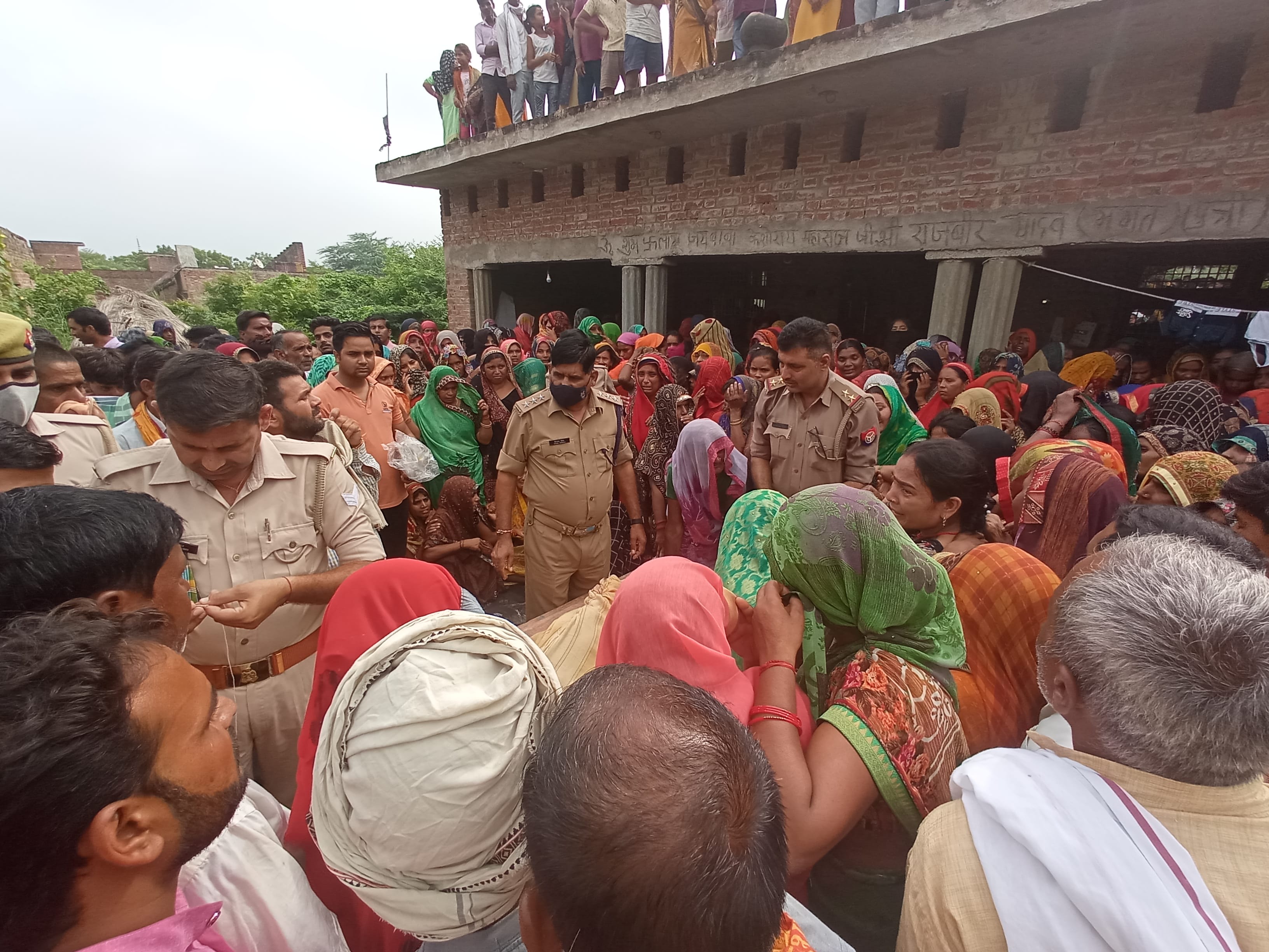 परिजनों से पूछताछ करते पुलिस कर्मी परिजनों से पूछताछ करते पुलिस कर्मी