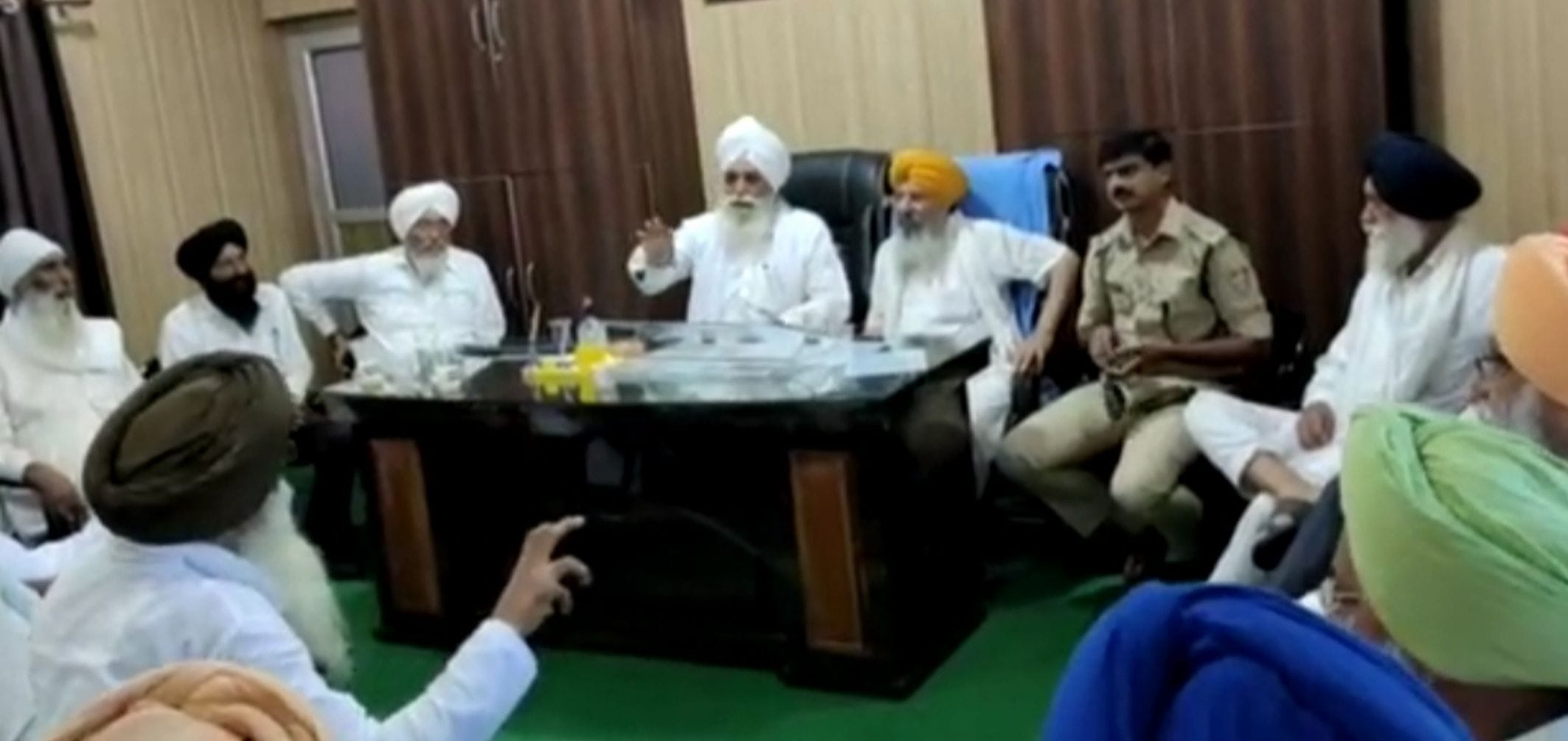 नानकमत्ता में सीओ मनोज ठाकुर की मौजूदगी में बैठक गुरुद्वारा प्रबंधक कमेटी के सदस्य।