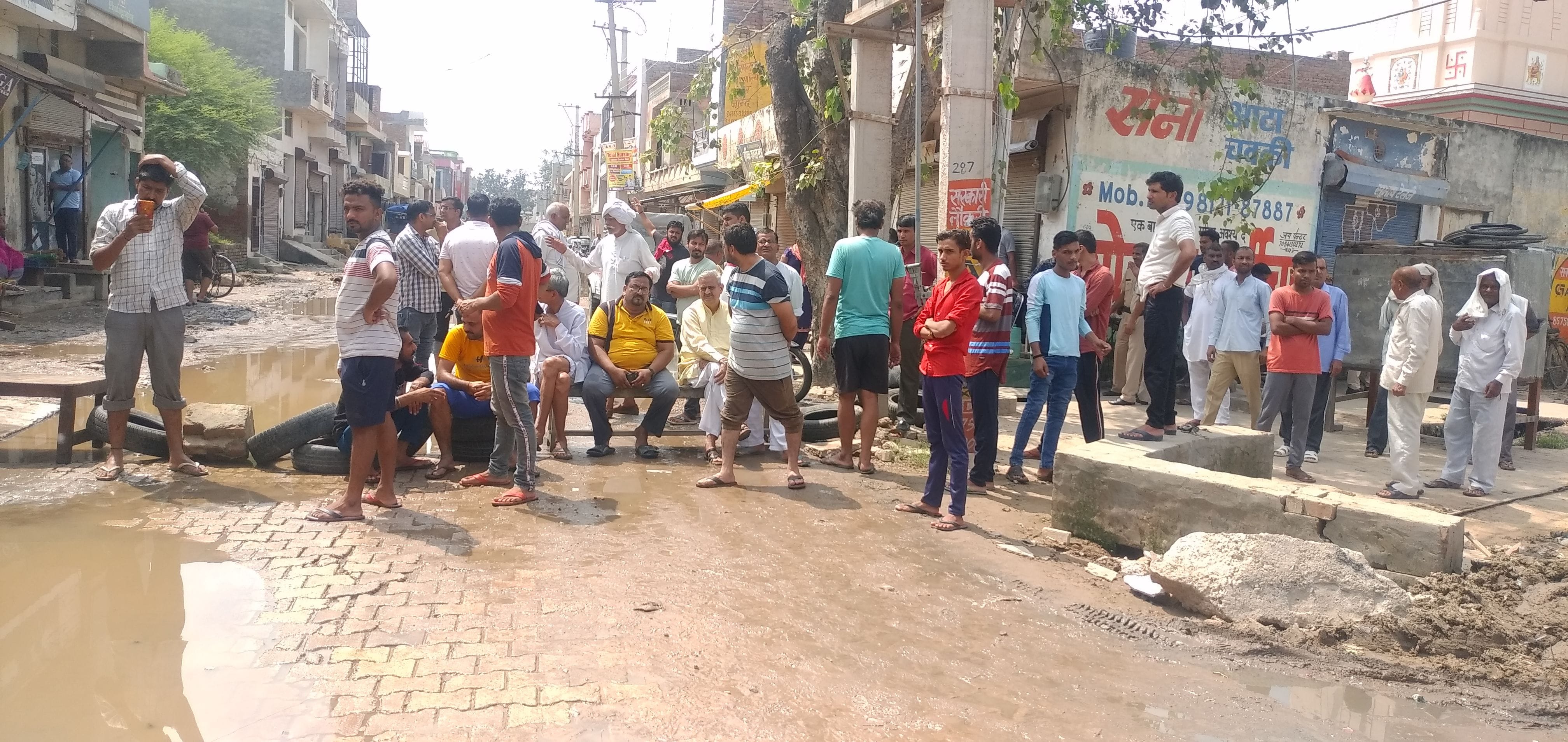 सीवर ओवरफ्लो की समस्या से परेशान होकर जाम लगाते लोग। संवाद सीवर ओवरफ्लो की समस्या से परेशान होकर जाम लगाते लोग। संवाद