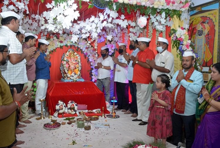 श्री काशी मराठा गणेश उत्सव समिति द्वारा आयोजित गणेशोत्सव में शामिल लोग।