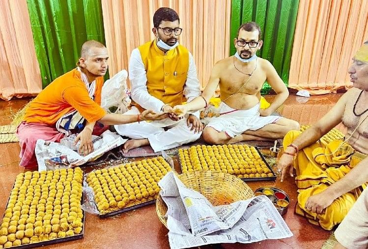 केदार घाट स्थित मंदिर में स्वामी अभिषेक ब्रह्मचारी ने 1000 लड्डुओं का भोग चढा़या।