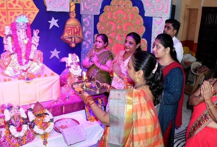 काशी विद्या मंदिर में गणेश जी की आरती का आयोजन।