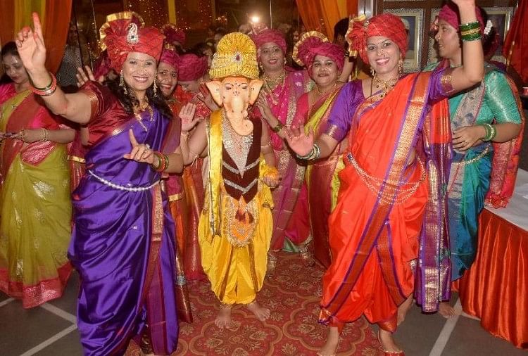 महमूरगंज स्थित महेश्वरी भवन में गणेश चतुर्थी पर आयोजित कार्यक्रम में नृत्य प्रस्तुत करती महिलाएं।