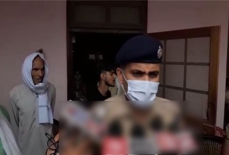 मामले की जानकारी देते पुलिस अधिकारी।