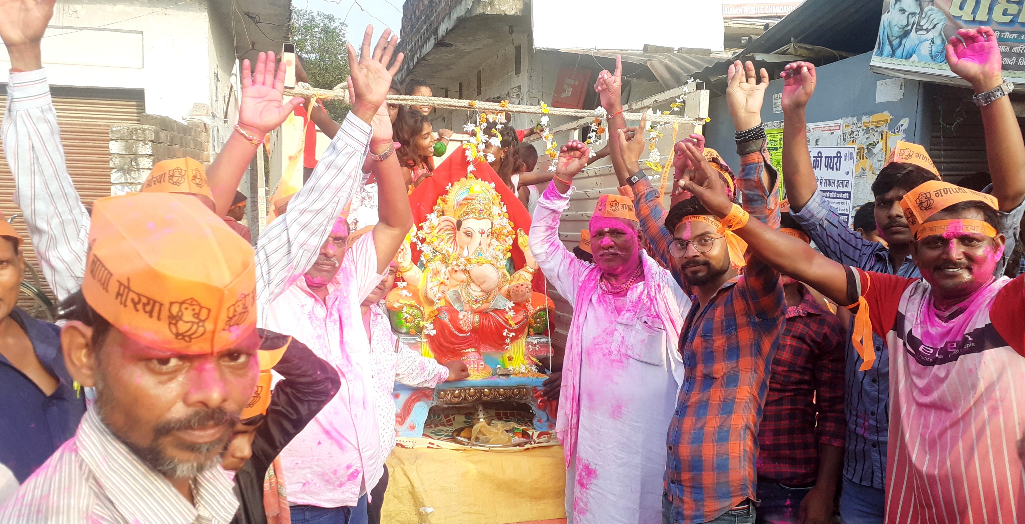 अहरौला के आलमपुर में गणेश चतुर्थी के अवसर पर निकाली गई शोभा यात्रा।