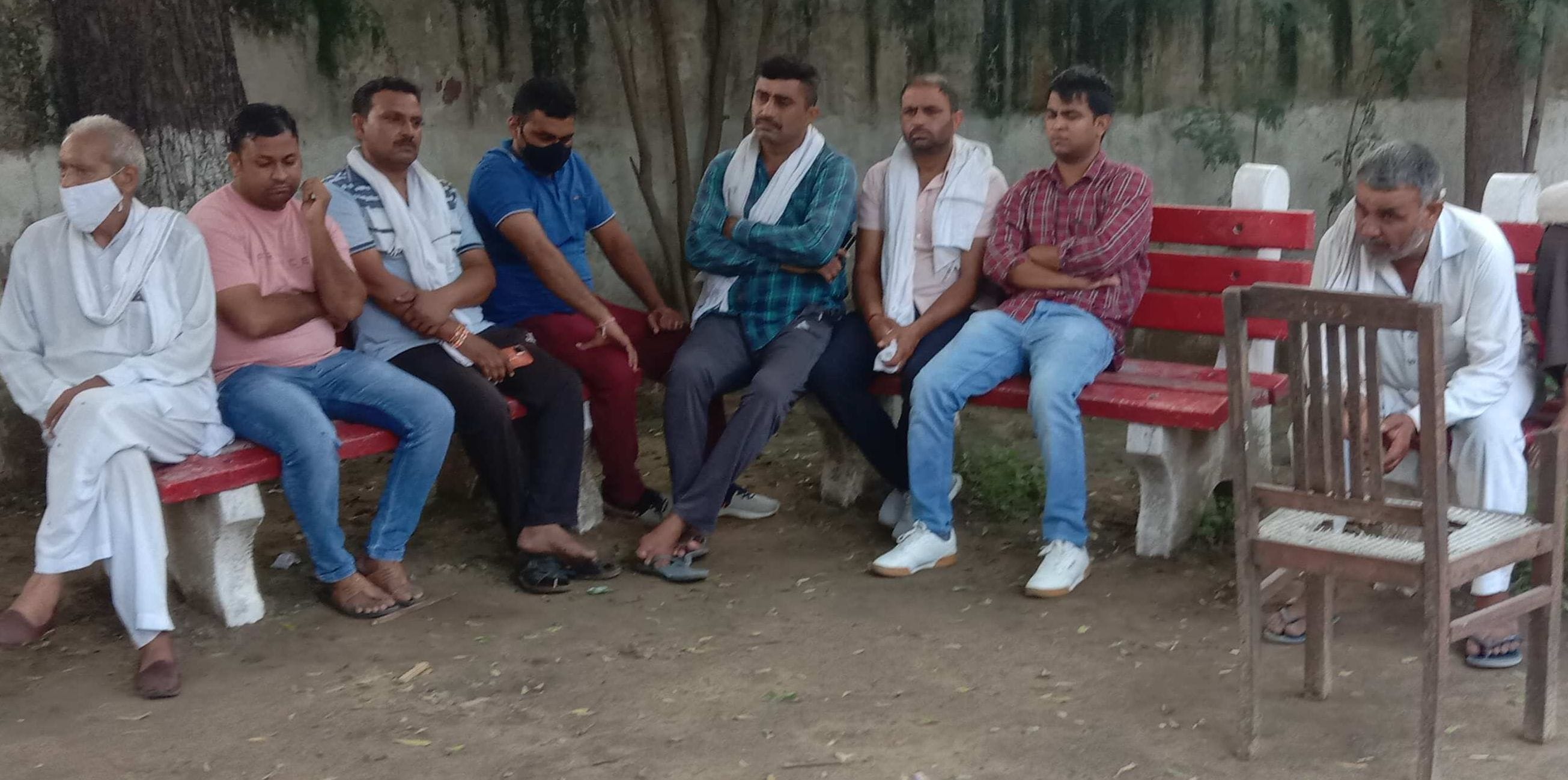 सामान्य अस्पताल में किसान के शव का पोस्टमार्टम कराने पहुंचे परिजन। संवाद