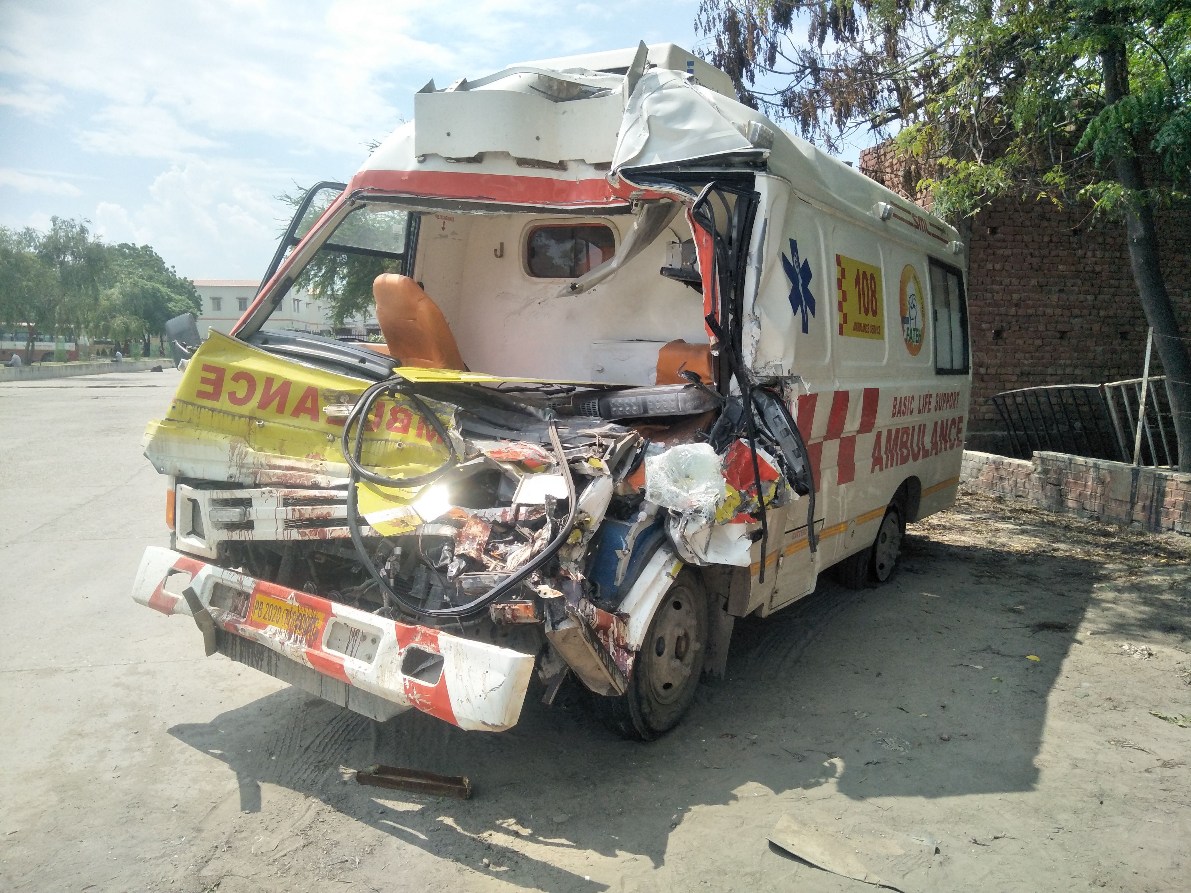 Ambala reached Ambala after losing its way, collided with a standing truck, EMT killed, driver injured Ambala reached Ambala after losing its way, collided with a standing truck, EMT killed, driver injured