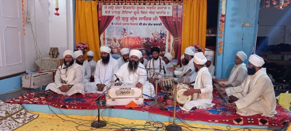 बाजपुर नानकसर ठाठ गुरुद्वारा साहिब में आयोजित समागम में कीर्तन करते बाबा संत। बाजपुर नानकसर ठाठ गुरुद्वारा साहिब में आयोजित समागम में कीर्तन करते बाबा संत।
