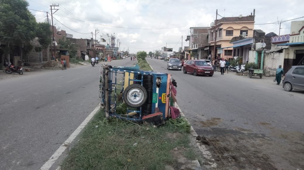 बाजपुर के गांव महेशपुरा में घटना के बाद क्षतिग्रस्त ई-रिक्शा। बाजपुर के गांव महेशपुरा में घटना के बाद क्षतिग्रस्त ई-रिक्शा।