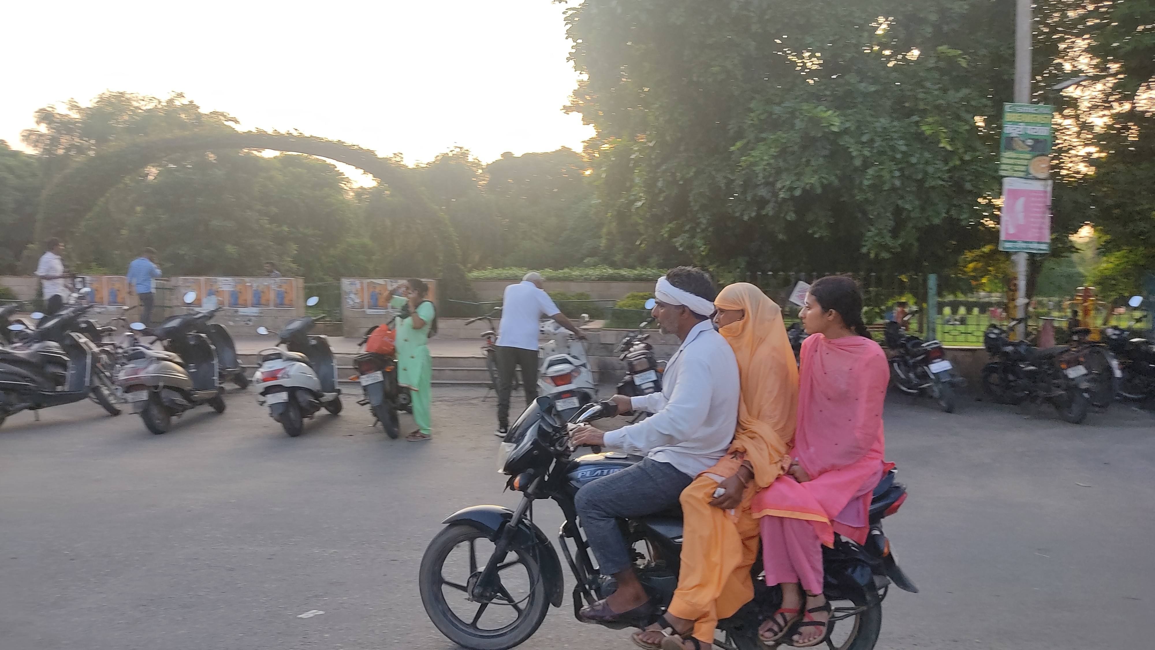 फतेहाबाद में मोटरसाइकिल सवार तीन लोग। फतेहाबाद में मोटरसाइकिल सवार तीन लोग।