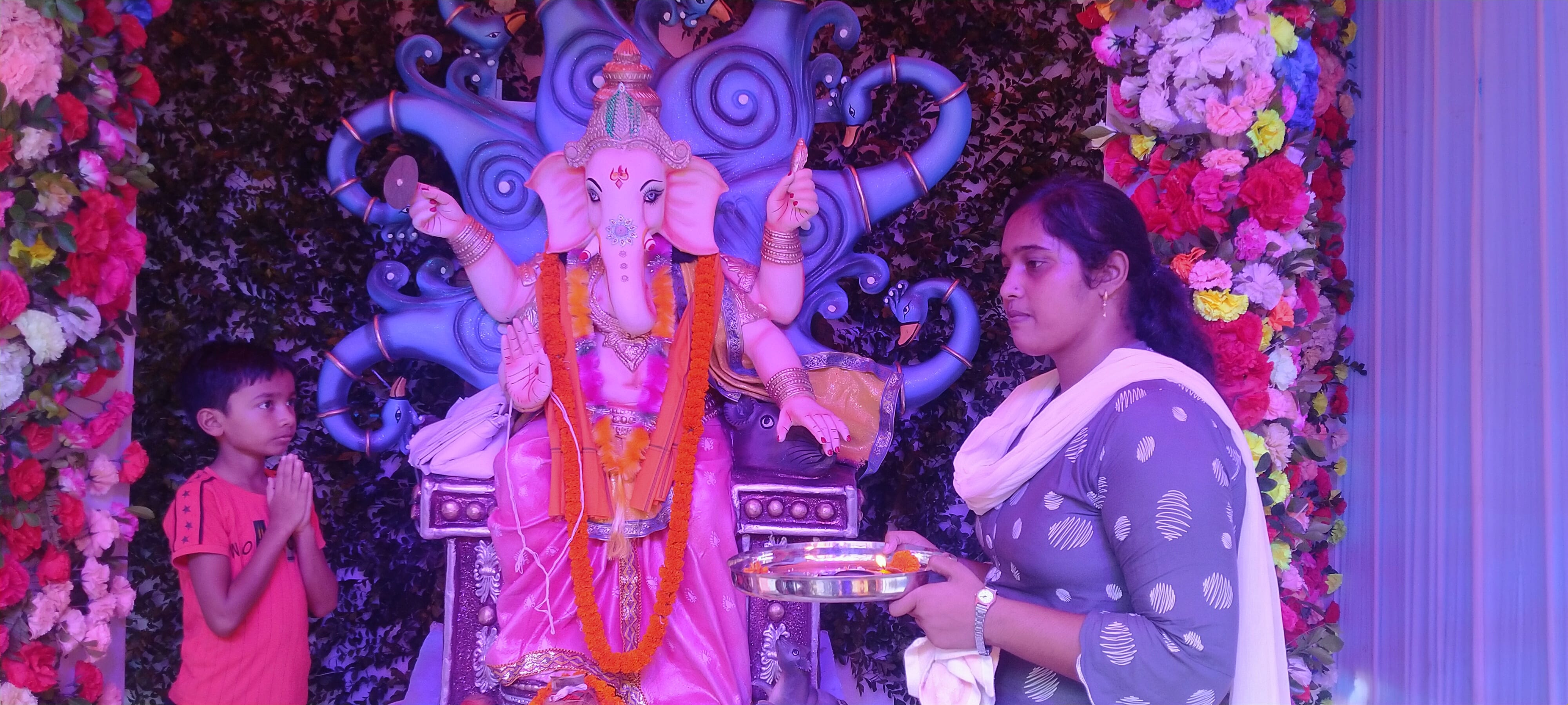 राबर्ट्सगंज शीतला माता मंरदि के समीप गणपति बप्पा महोत्सव समिति में पूजन करती महिला