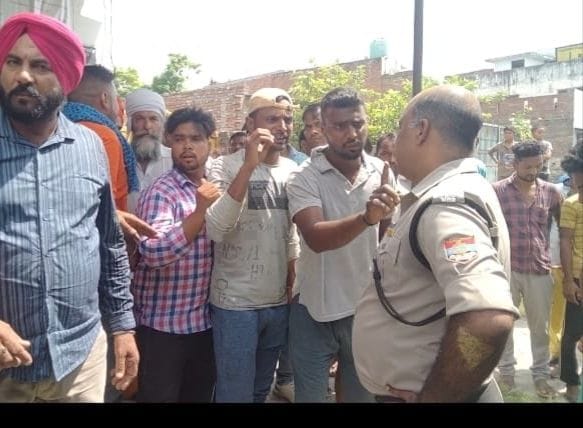 बाजपुर के गांव महेशपुरा में घटना के पुलिस से झड़प करते लोग। बाजपुर के गांव महेशपुरा में घटना के पुलिस से झड़प करते लोग।