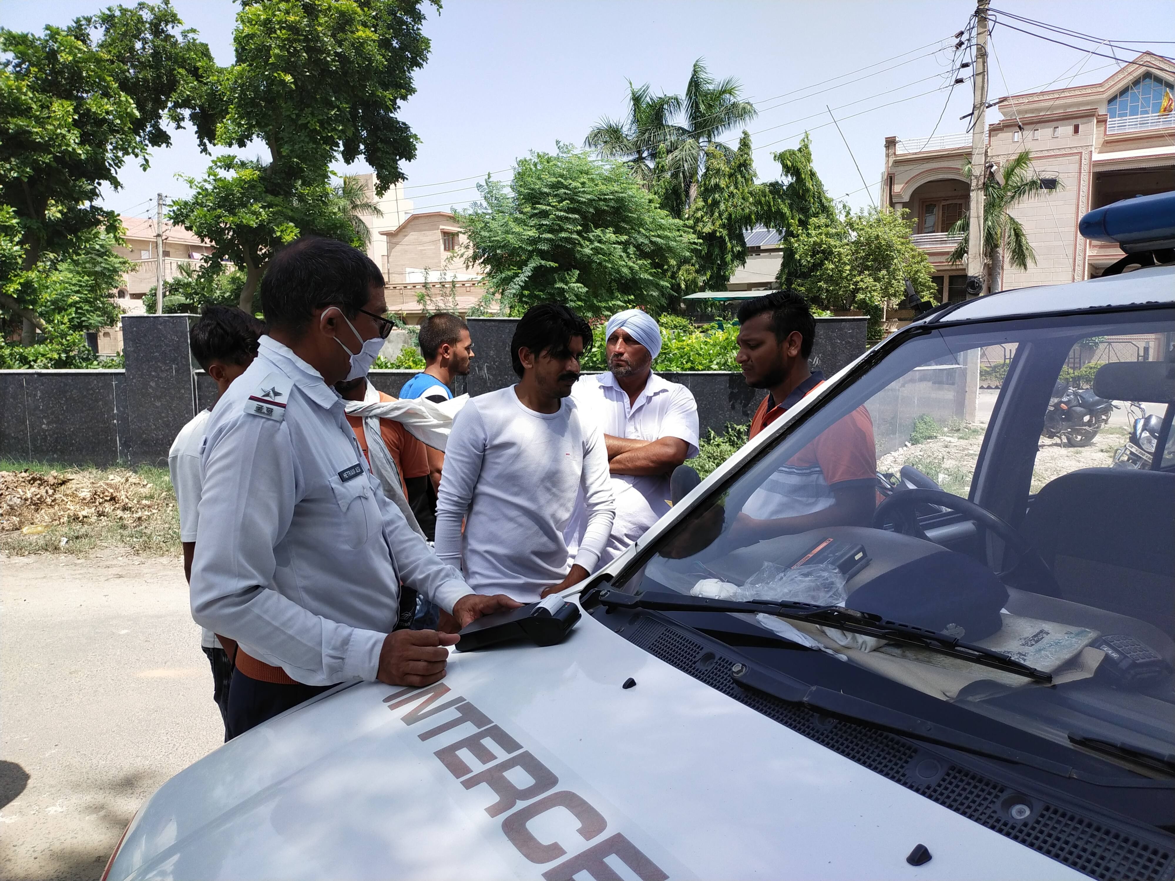 फतेहाबाद में चालान काटती ट्रैफिक पुलिस। फतेहाबाद में चालान काटती ट्रैफिक पुलिस।