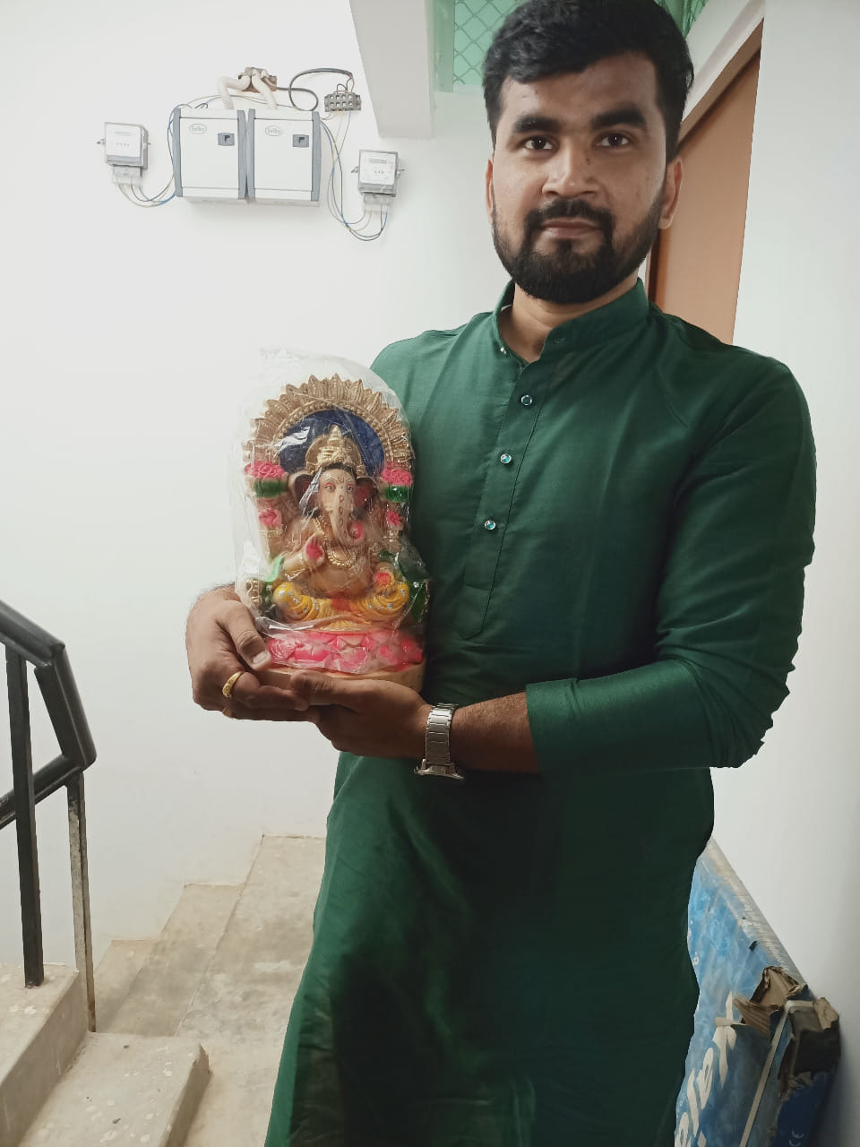 राबर्ट्सगंज के विकासनगर में घर में प्रतिमा स्थापित करने के लिए ले जाते श्रद्धालु।