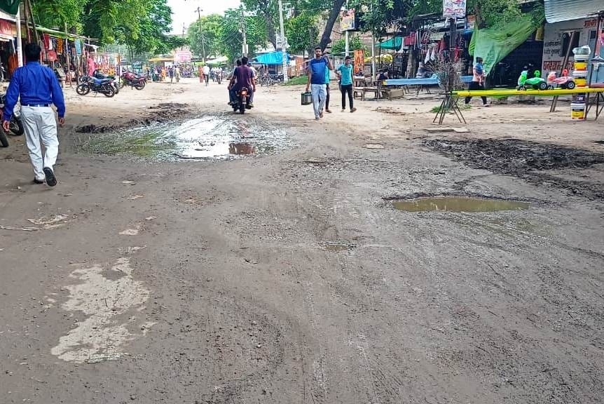 बिरधा मार्ग पर गड्ढे बिरधा मार्ग पर गड्ढे