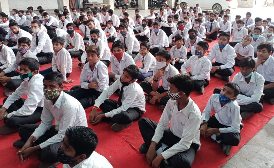 नजीबाबाद में अमर उजाला के हिंदी हैं हम कार्यक्रम में भाग लेते विद्यार्थी।