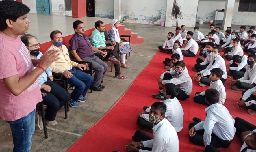 नजीबाबाद में हिंदी हैं हम कार्यक्रम में बोलते प्रधानाचार्य डा.भूपेंद्र सिंह।