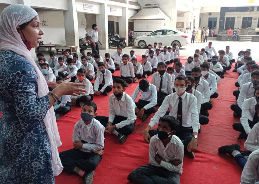 नजीबाबाद में हिंदी हैं हम कार्यक्रम में बोलतीं शिक्षिका वंदना त्यागी।