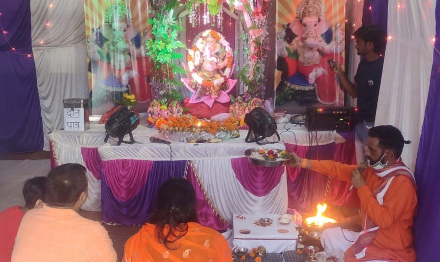 नजीबाबाद के नामदेव मंदिर में भगवान गणेश की पूजा करते श्रद्धालु। नजीबाबाद के नामदेव मंदिर में भगवान गणेश की पूजा करते श्रद्धालु।
