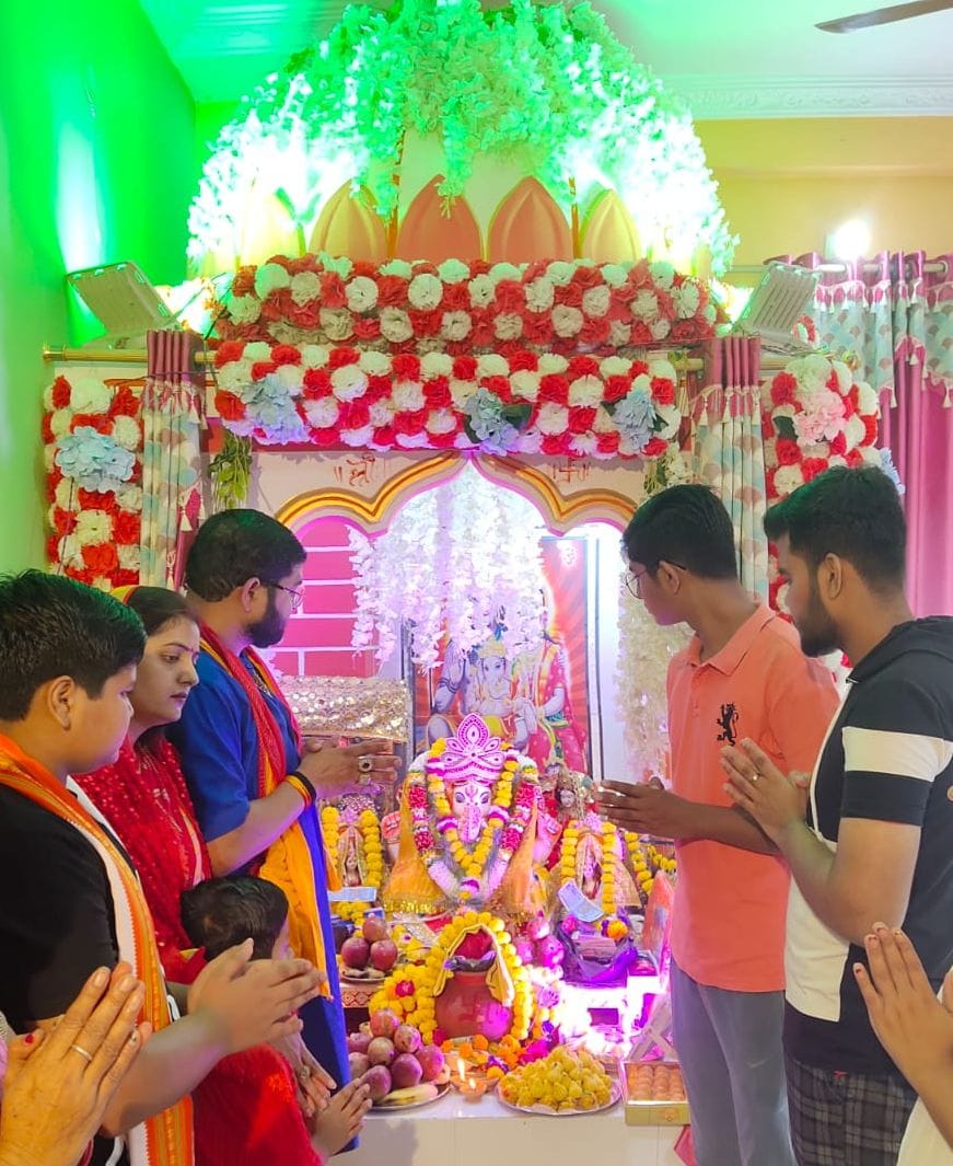 कब्बाखेड़ा में घर पर स्थापति गणेश प्रतिमा का परिवार सहित पूजन करते जीतू मिश्रा। संवाद