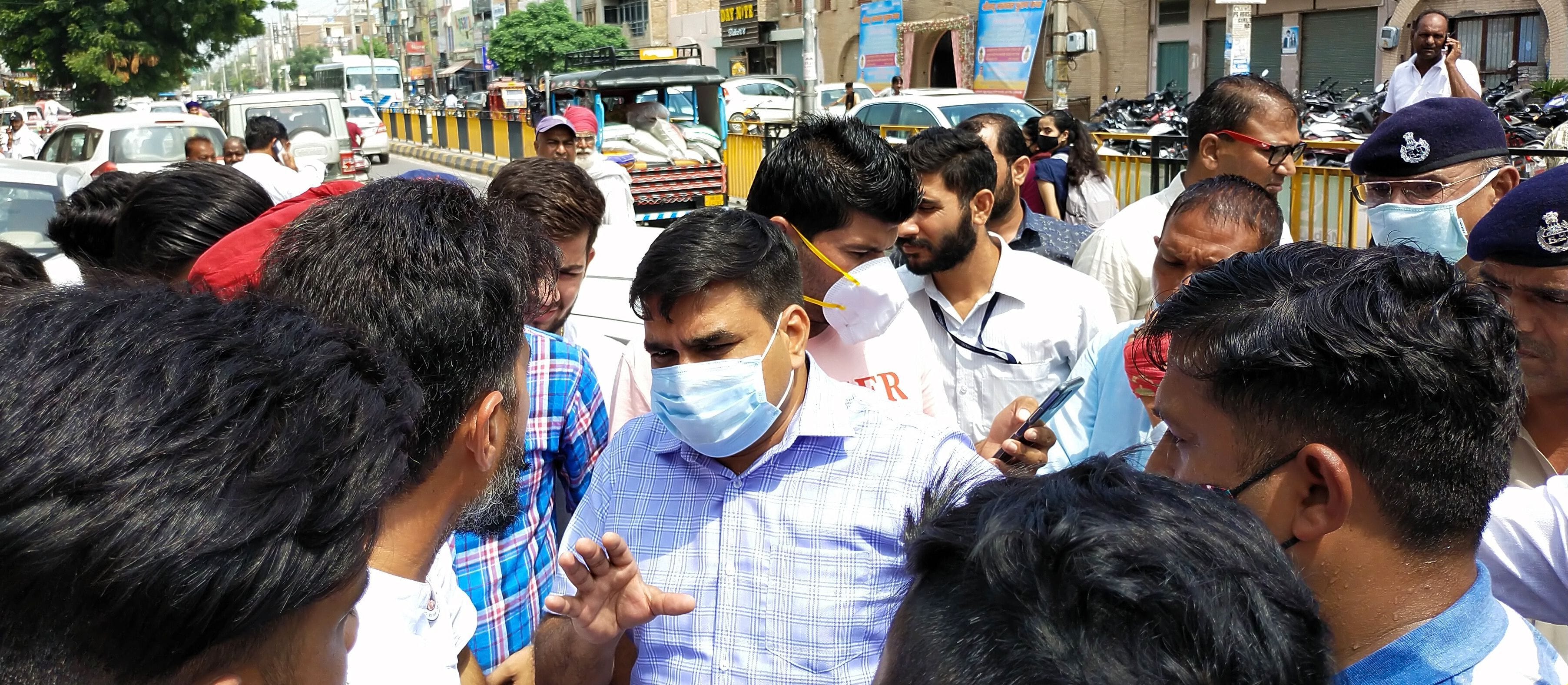 बरनाला रोड पर अतिक्रमण हटाओ अभियान का विरोध कर रहे लोगों को समझाते नप के एक्सईएन अजय पंघाल। बरनाला रोड पर अतिक्रमण हटाओ अभियान का विरोध कर रहे लोगों को समझाते नप के एक्सईएन अजय पंघाल।