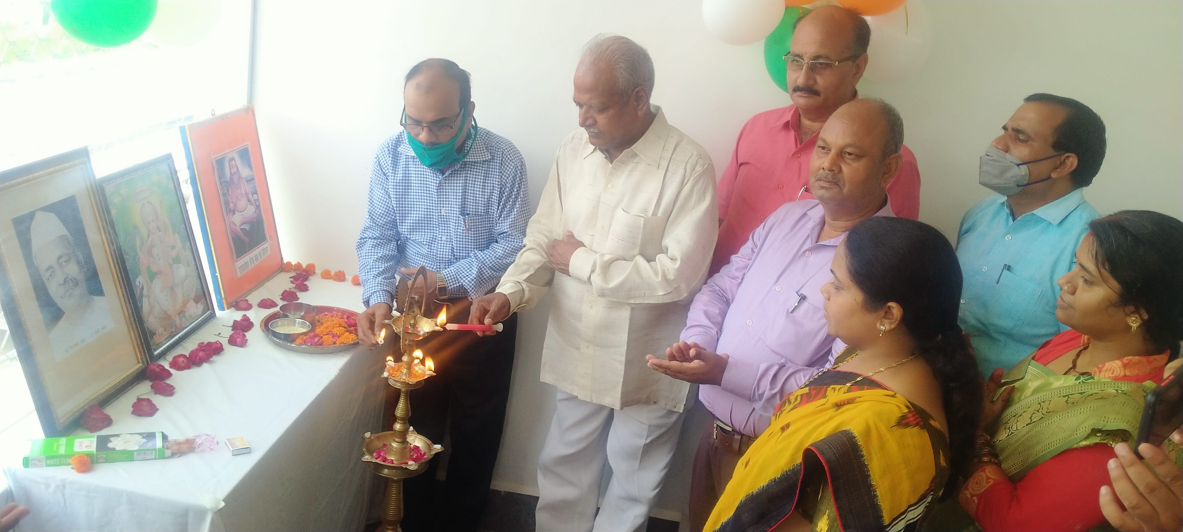 संत कीनाराम सीनियर सेक्रेंडी पब्लिक स्कूल में पं.गोविंद पंत की जयंती पर दीप प्रज्जवलित करते डीआ? संत कीनाराम सीनियर सेक्रेंडी पब्लिक स्कूल में पं.गोविंद पंत की जयंती पर दीप प्रज्जवलित करते डीआ?
