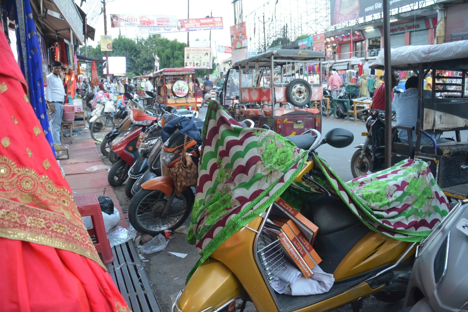 नगर में एसडी कालेज मार्किट के बाहर सडक पर खडे वाहन।