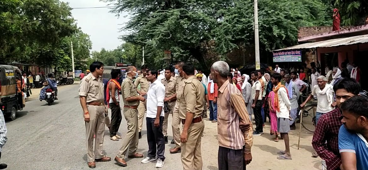 इटावा-बरेली हाइवे पर जाम लगाने से मना करते पुलिस कर्मी