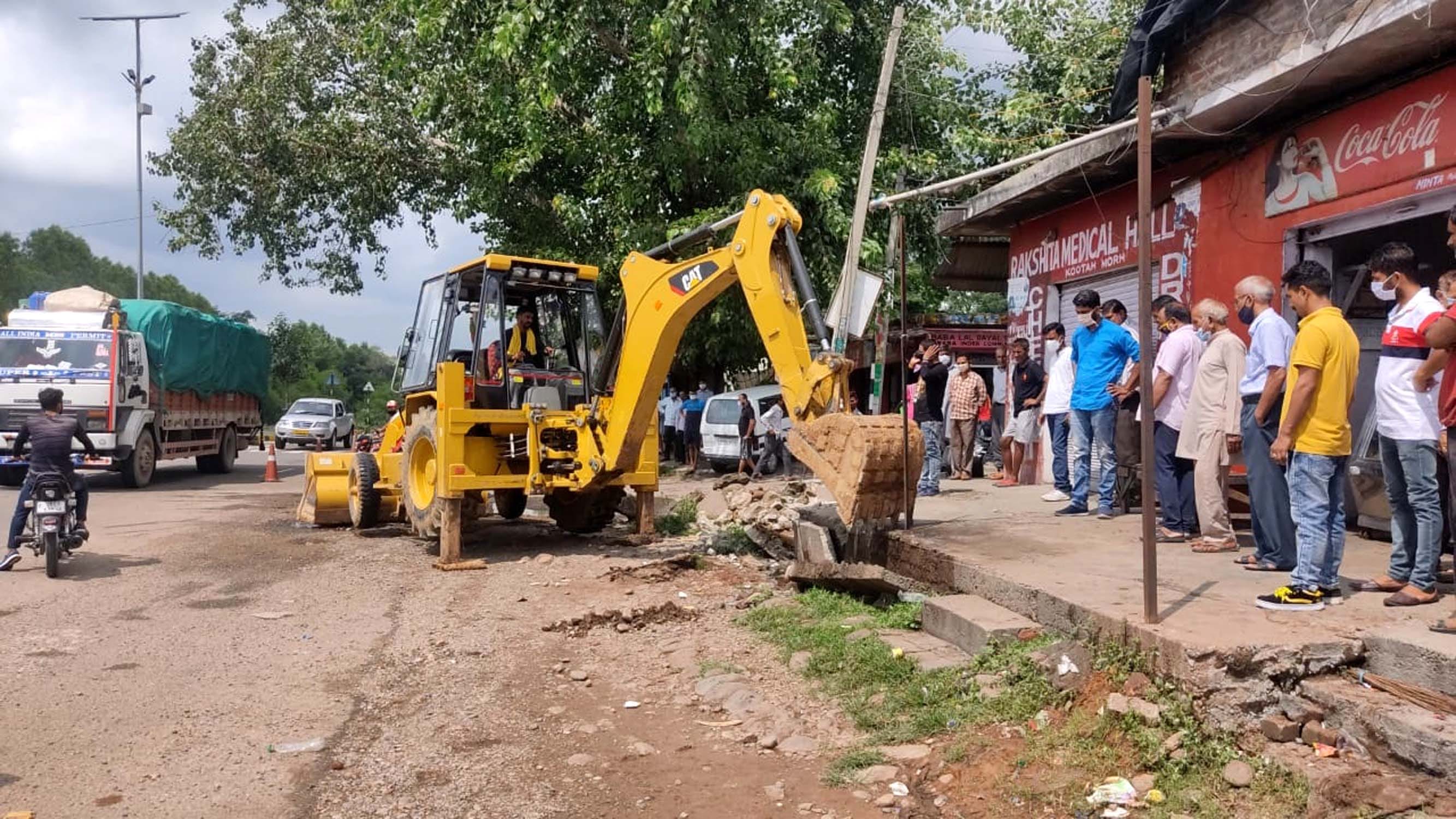 कूटा में हाईवे किनारे अतिक्रमण हटाती जेसीबी। - संवाद। कूटा में हाईवे किनारे अतिक्रमण हटाती जेसीबी। - संवाद।