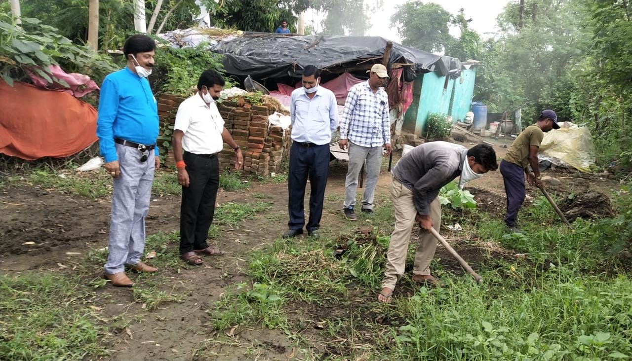 इलाके में सफाई करते पालिकाकर्मी इलाके में सफाई करते पालिकाकर्मी