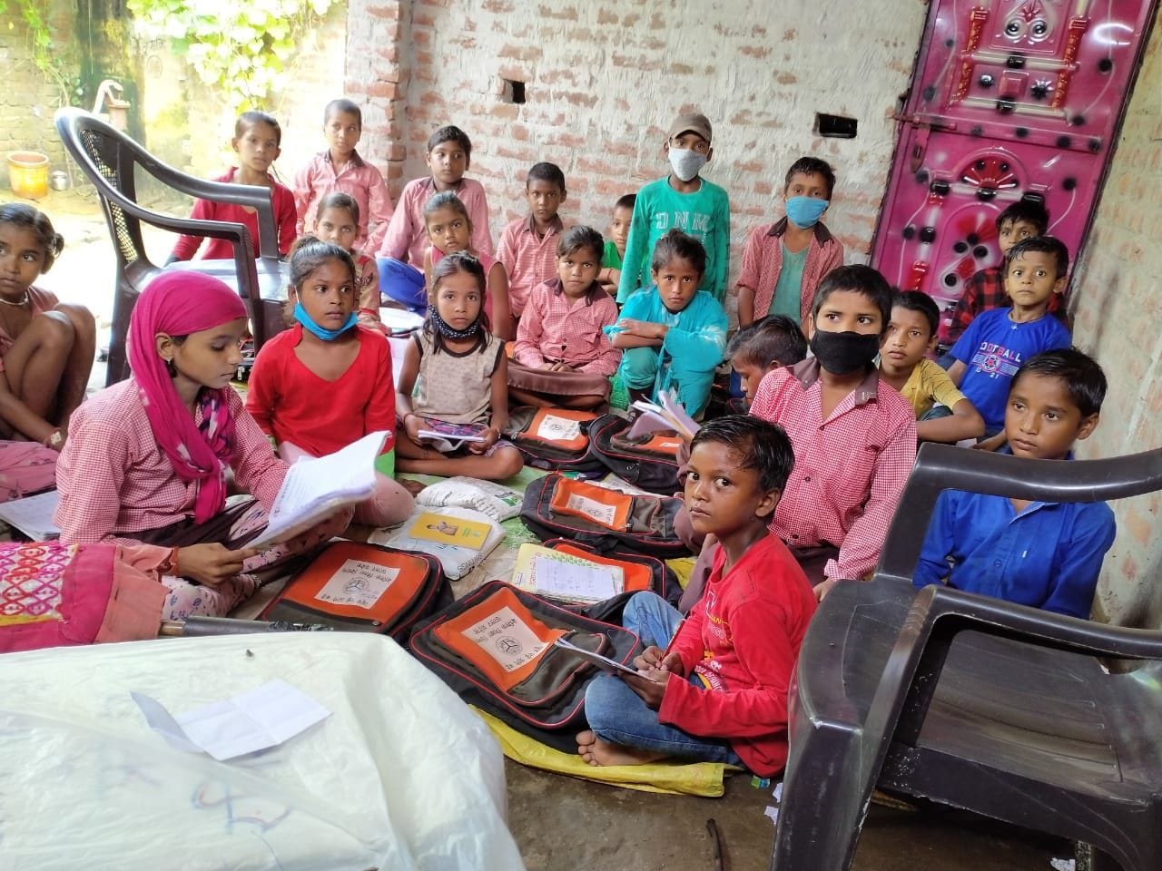 प्राथमिक विद्यालय रघुनाथपुर में आने जाने का रास्ता अवरुद्घ होने के बाद एक मकान में विद्यालय रही ?