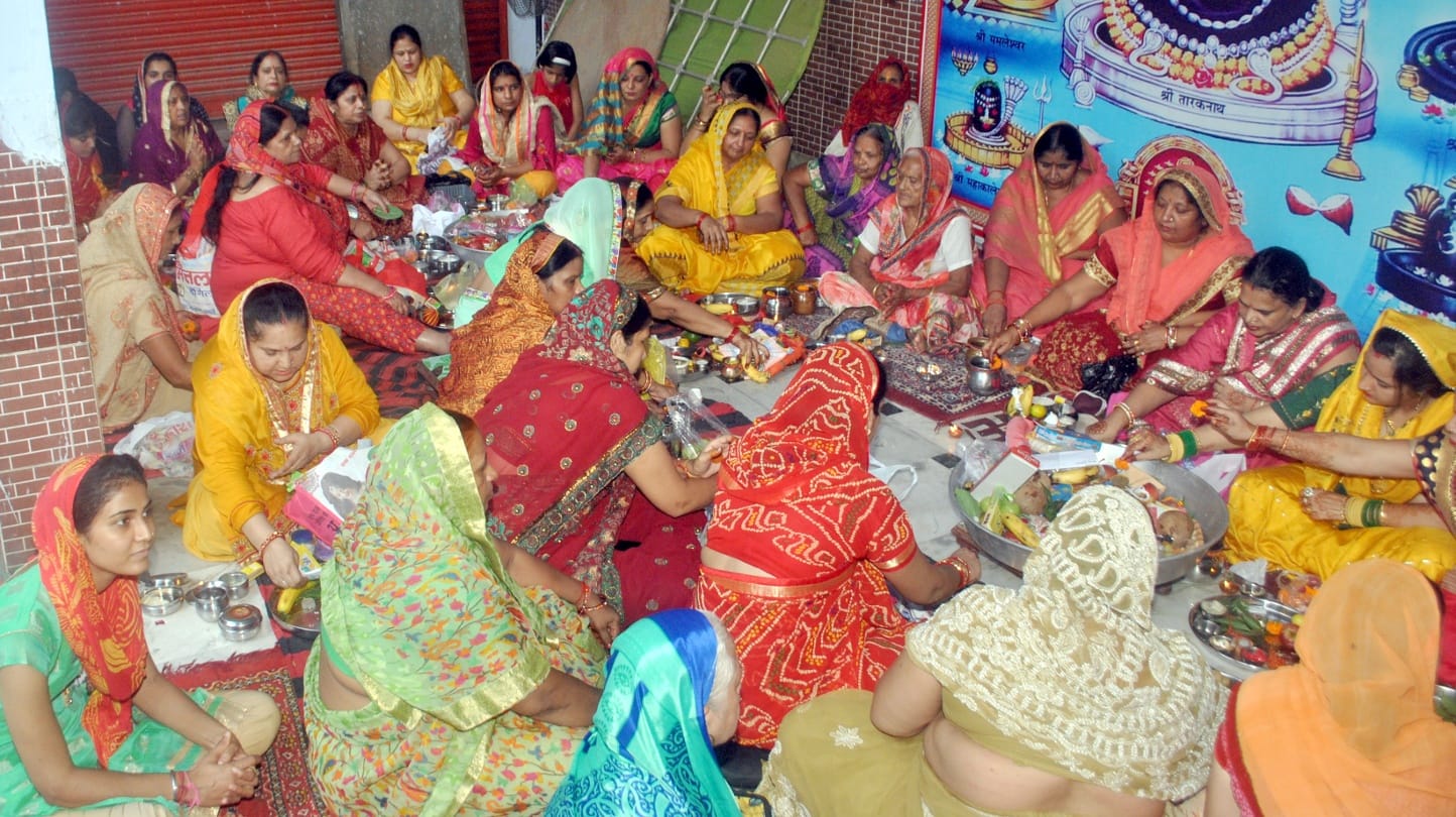 शामली आठठे वाला मन्दिर में हर तालिका तीज पर  पूजन  करती महिलाएं