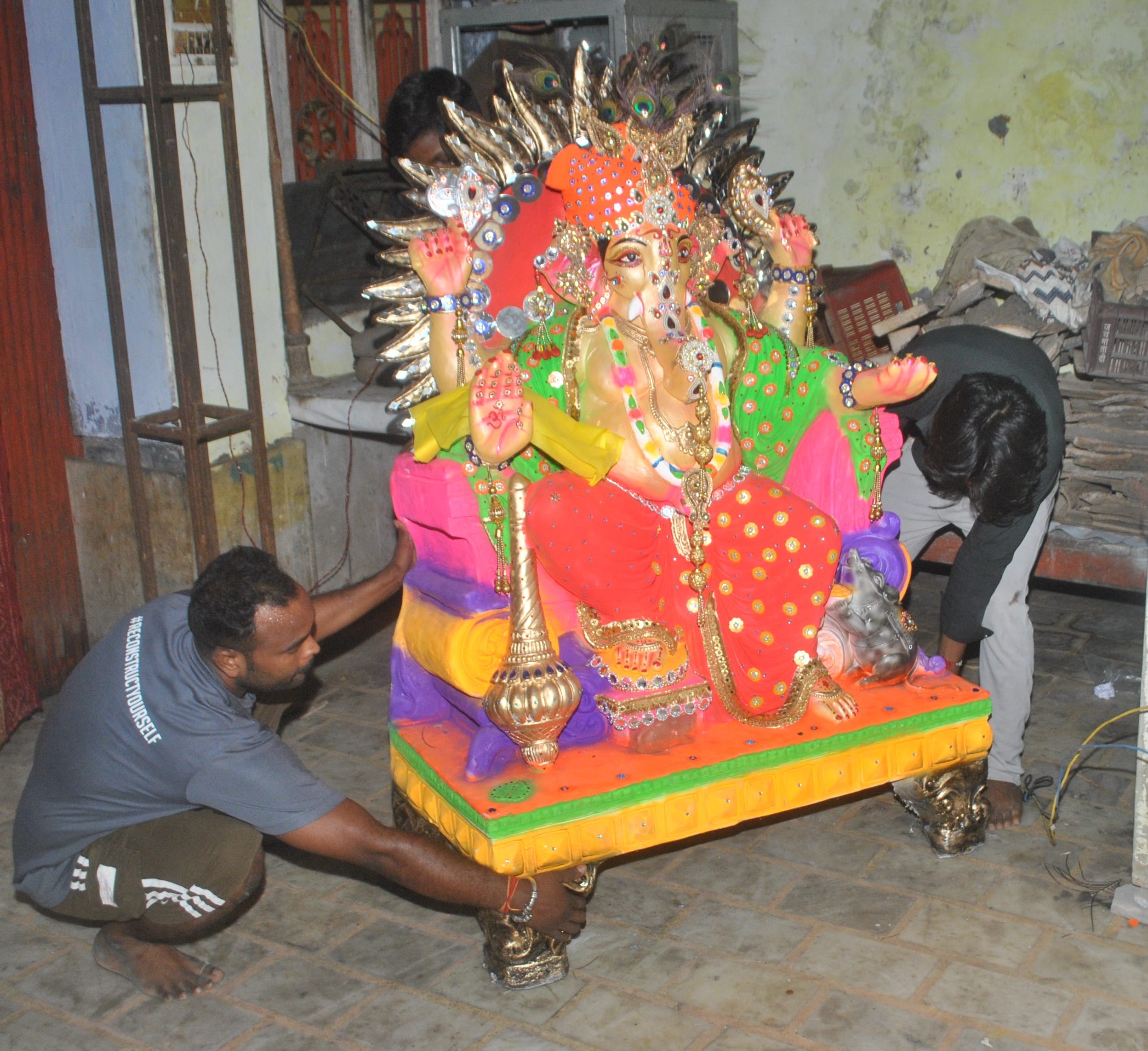 शामली  आठठे वाला मन्दिर में गणेश महोत्सव पर तैयारी करते कर्मचारी