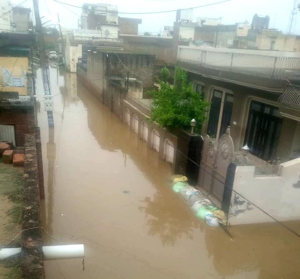 भूना में गलियों में हुआ भारी जलभराव। भूना में गलियों में हुआ भारी जलभराव।