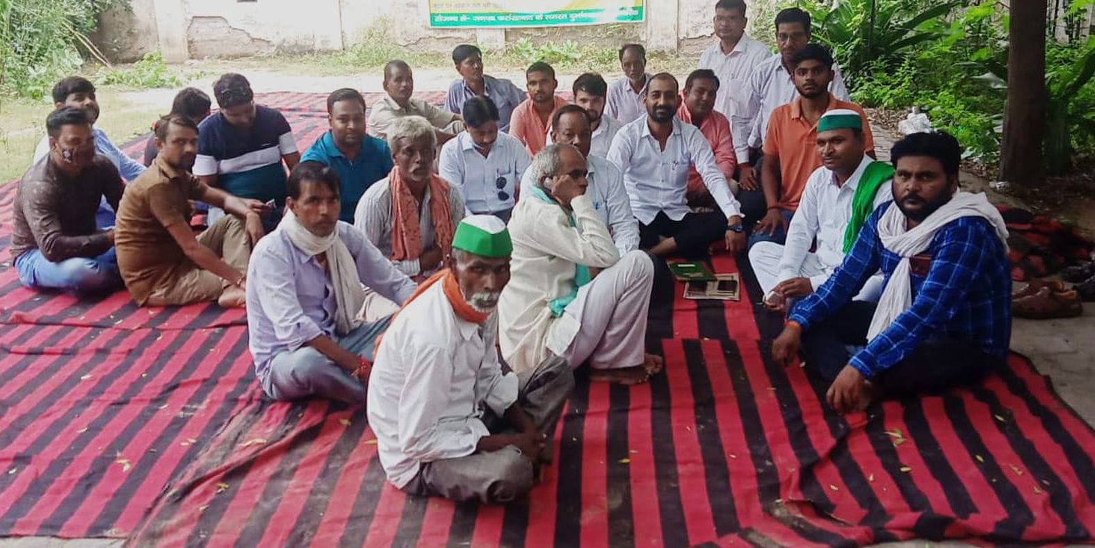 कलक्ट्रेट परिसर में धरने पर बैठे जिला पंचायत सदस्य व अन्य। संवाद