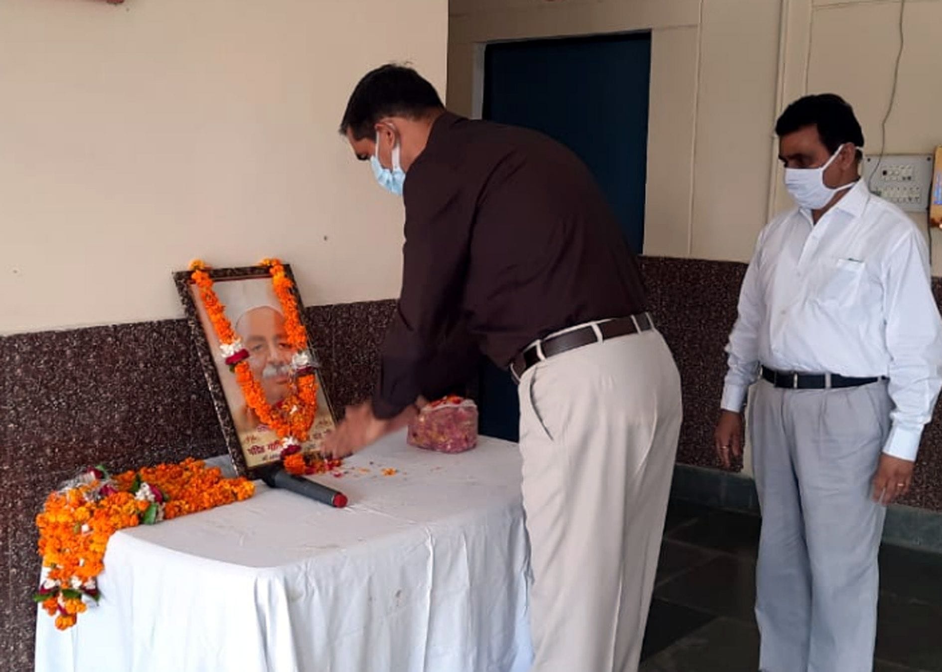 कासगंज कलक्ट्रेट में भारत रत्न पंडित गोविन्द बल्लभ पंत की जयंती पर उनके चित्र के समक्ष पुष्प अर् कासगंज कलक्ट्रेट में भारत रत्न पंडित गोविन्द बल्लभ पंत की जयंती पर उनके चित्र के समक्ष पुष्प अर्