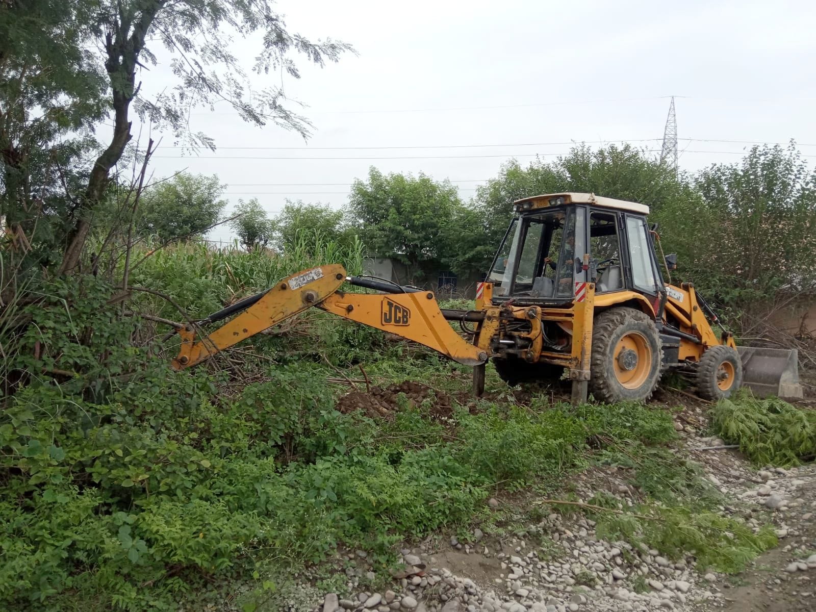 कटोहड़ कला में गोशाला की जमीन में अवैध कब्जे को हटाते हुए। कटोहड़ कला में गोशाला की जमीन में अवैध कब्जे को हटाते हुए।