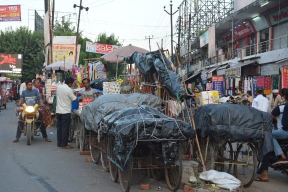 झांसी रानी चौक पर सडक पर ठेलेनुमा  दुकानें लगाकर किया सडक पर अतिक्रमण ।