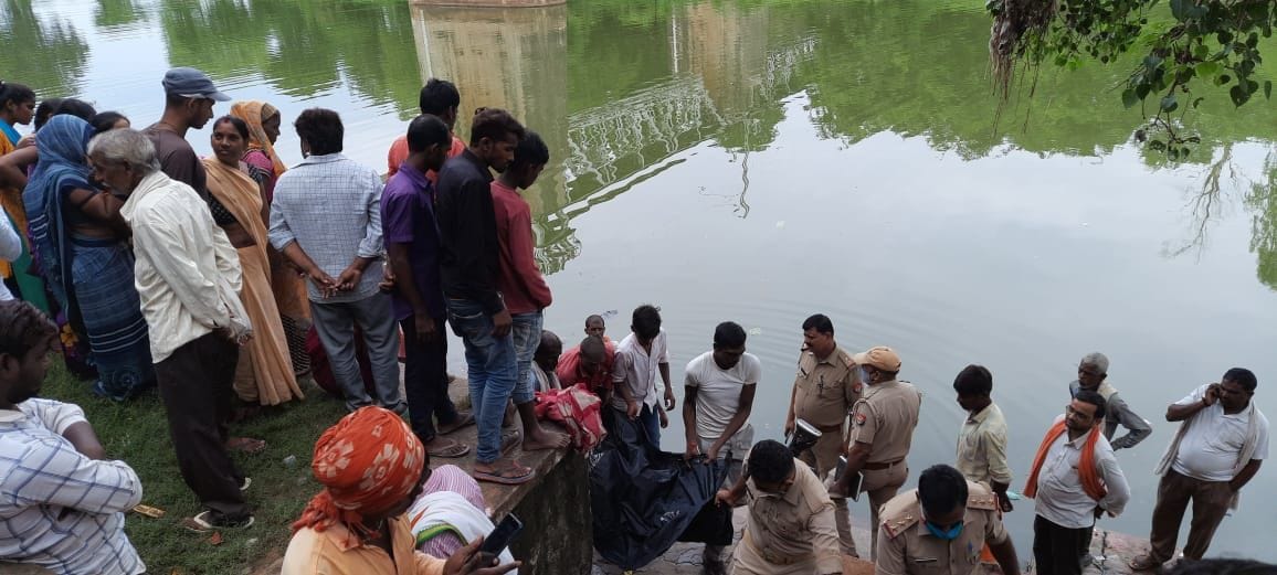 शहर के रेलवे पुल में ट्रेन की चपेट में आने के बाद नदी में गिरे मजदूर का शव निकालने के बाद घाट पर लगी शहर के रेलवे पुल में ट्रेन की चपेट में आने के बाद नदी में गिरे मजदूर का शव निकालने के बाद घाट पर लगी