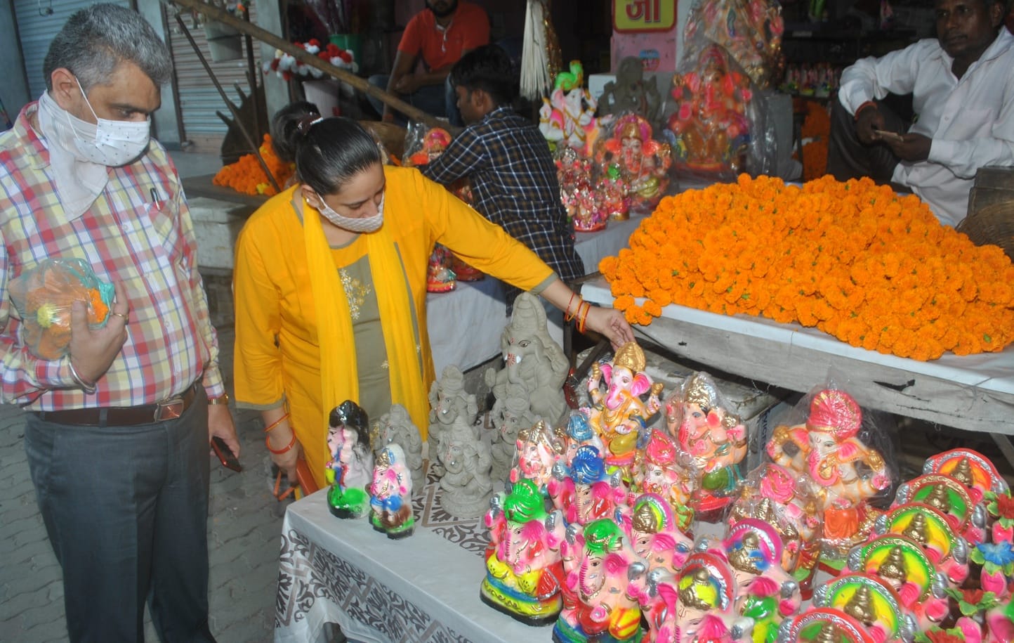 शामली में गणेश जी माहाराज की मूर्ति की खरिदारी करती महिला