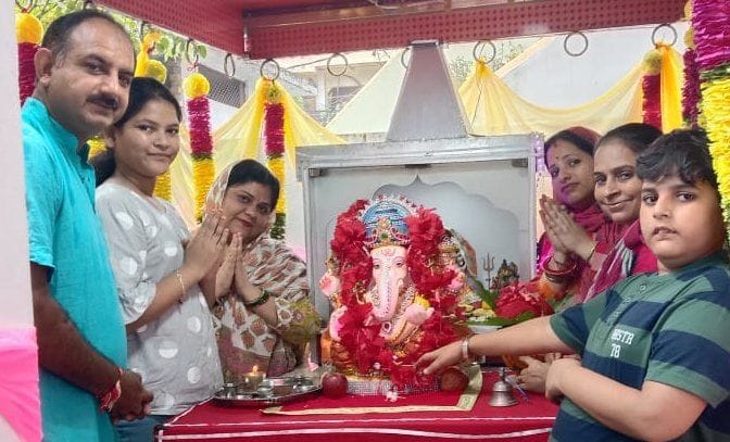 रिफ्यूजी कालोनी में गणेश चतुर्थी पर गणपति प्रतिमा स्थापित करते सिंधी समाज के लोग। संवाद