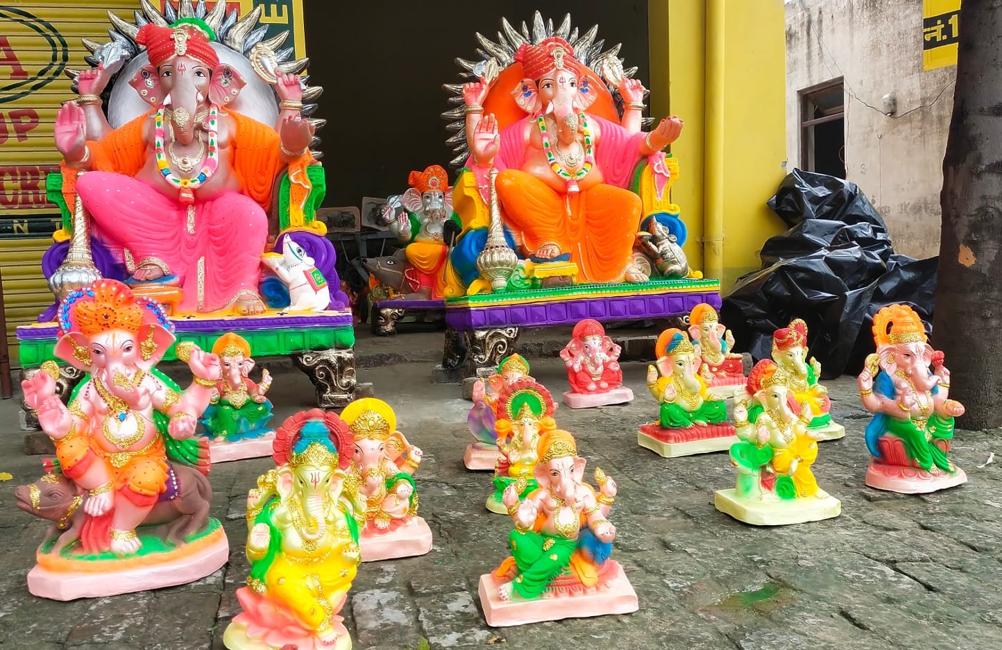 शामली  दुकान पर सजी गणेश जी की मुर्तियां
