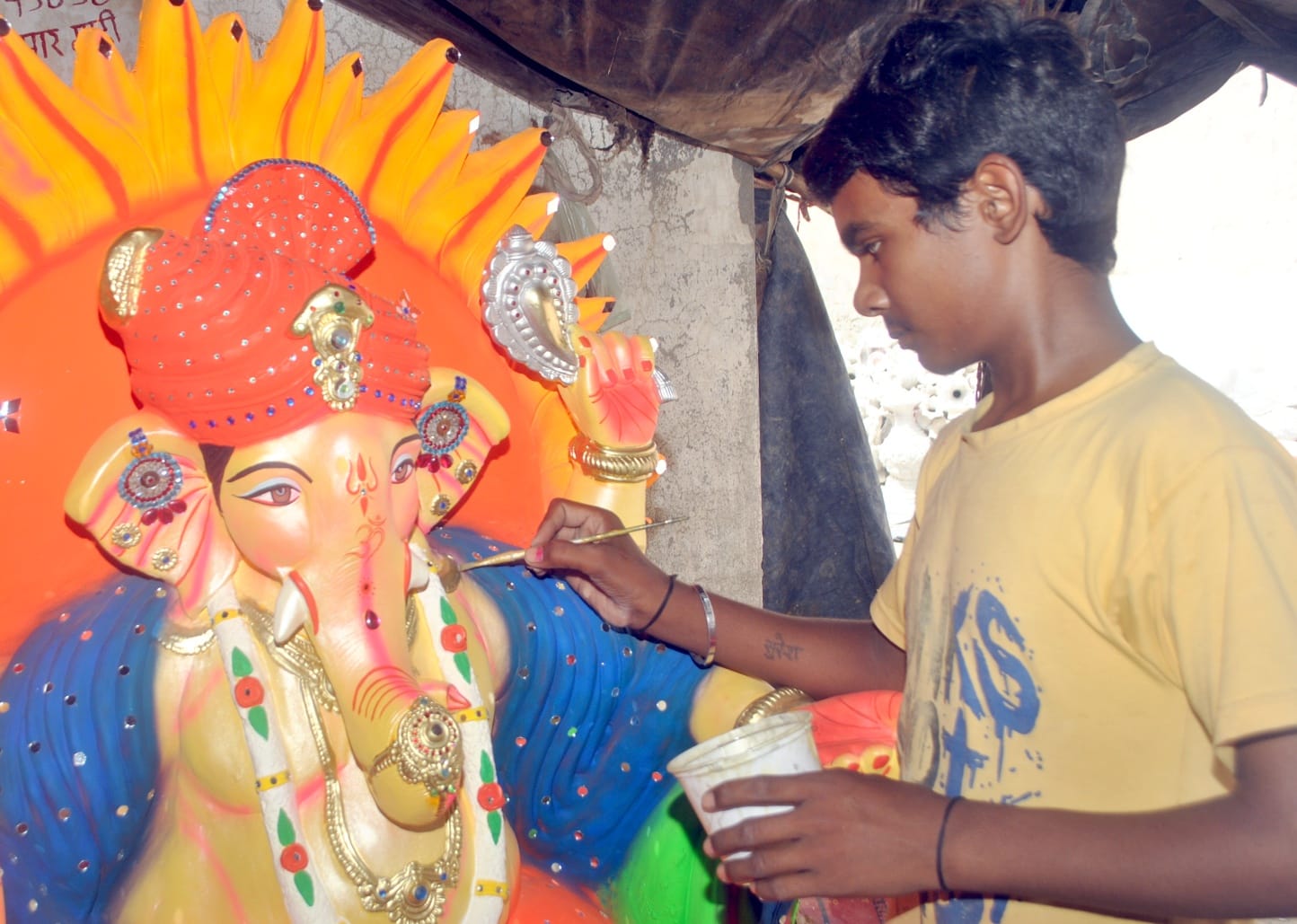 शामली में गणेश जी माहाराज की मूर्ति में रंग भरता  कारिगर
