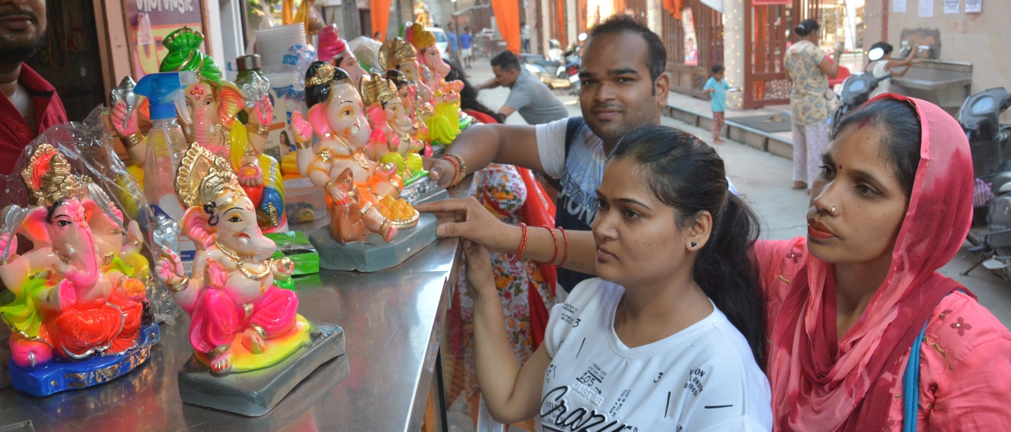 नगर में गणेश जन्मोत्सव पर मूर्ति की खरीददारी करते श्रद्वालु।