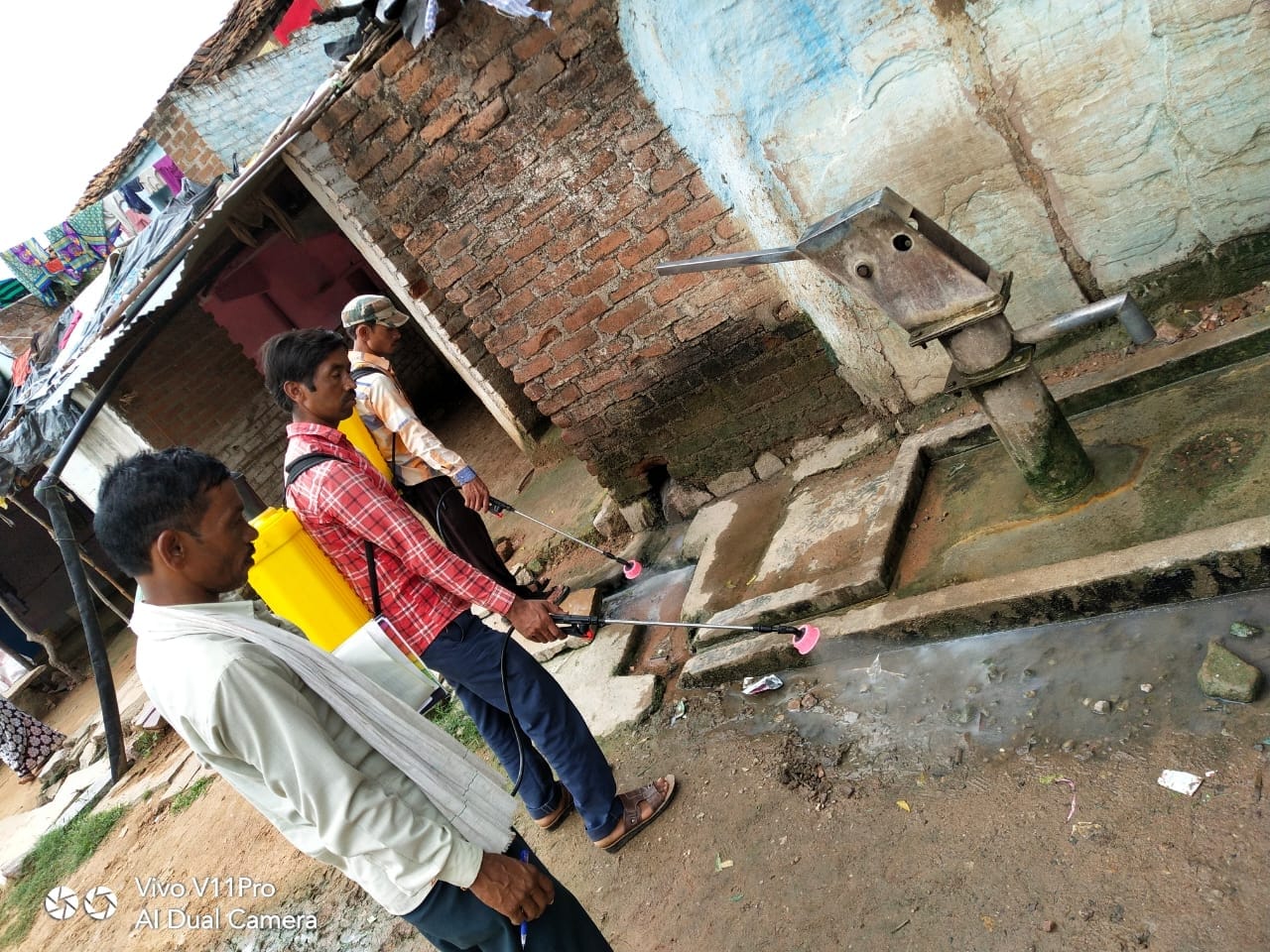 छिड़काव करती मलेरिया विभाग की टीम छिड़काव करती मलेरिया विभाग की टीम