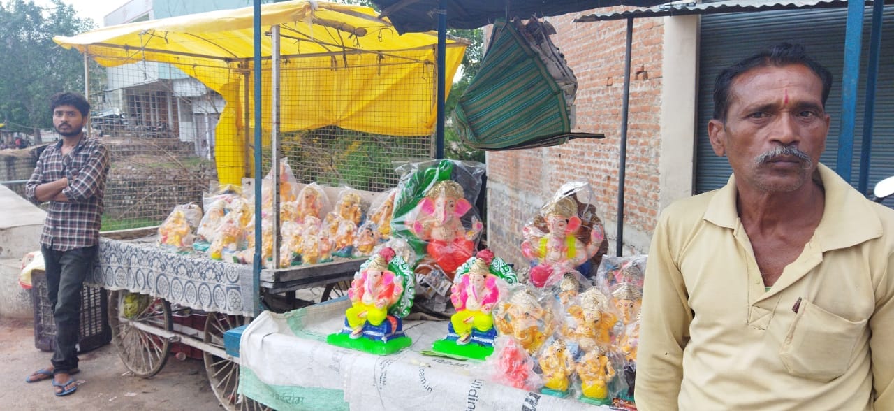 कैप्सन -1 - गणेश प्रतिमाए खरीदते भक्त 2 - नगर में बिकने को हाथ ठेलों पर रखी गणेश प्रतिमाए कैप्सन -1 - गणेश प्रतिमाए खरीदते भक्त 2 - नगर में बिकने को हाथ ठेलों पर रखी गणेश प्रतिमाए